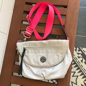 Lululemon Festival bag in dune.